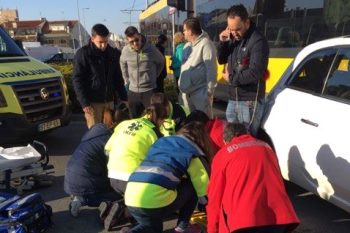 Um ferido após embate de carro com o metro