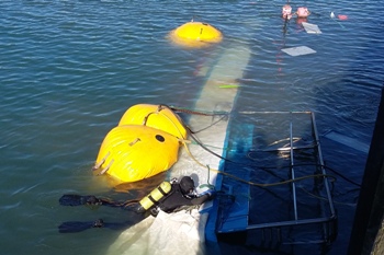 Embarcação de Vila do Conde afundou no porto da Nazaré