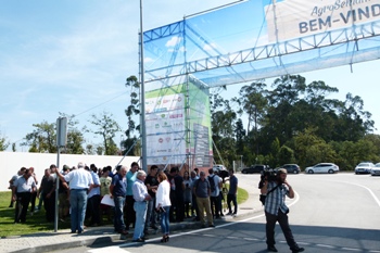 Produtores de leite protestam contra baixa de preço