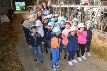 Exploração agrícola visitada por crianças poveiras