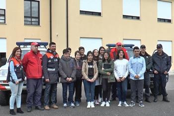 Bombeiros e polícia foram ensinar à escola (vídeo)