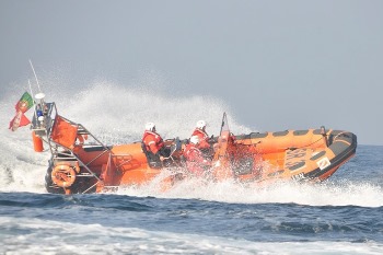 Naufrágio de embarcação e salvamento marítimo em teste