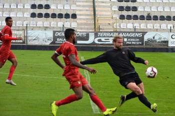 Quarta vitória seguida fora e oitavo jogo a pontuar