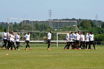 jogadores do varzim pegam na baliza